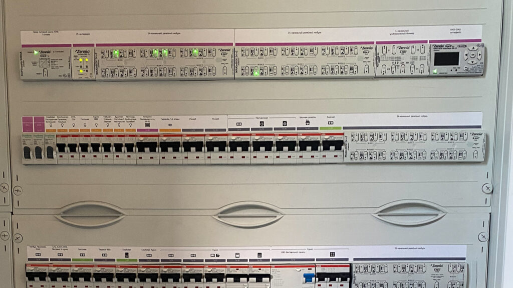 Экономим на отоплении электричеством: как умный дом в 500 км от города управляет климатом • Журнал об Эффективном Доме Щитовое оборудование. KNX это идеальный союз автоматики и электрики / Фото: Гуревич Владимир