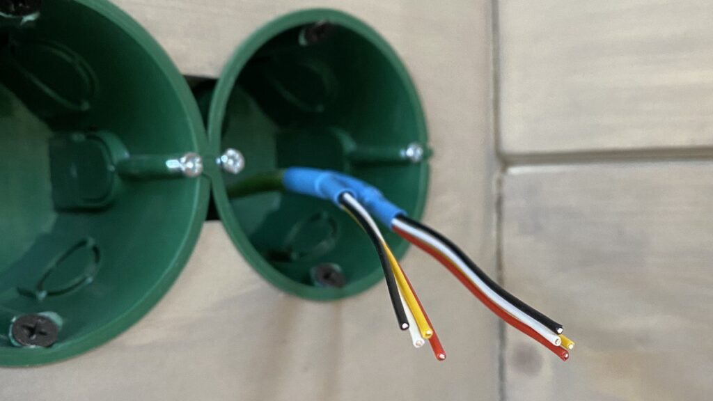 Экономим на отоплении электричеством: как умный дом в 500 км от города управляет климатом • Журнал об Эффективном Доме Монтажные коробки. В стенах дома нет высокого напряжения, только слабые токи 29VDC / Фото: Гуревич Владимир